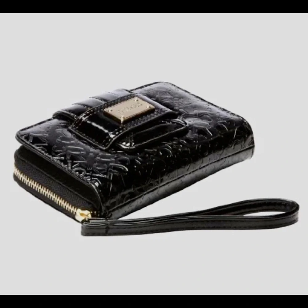 Kenneth Cole Reaction Dress to Impress wristlet